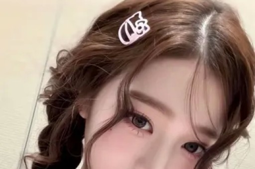 曝网红猴哥新恋情！轻抚对方背部颜值身材不输前妻何钰欣